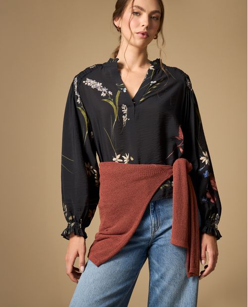 Camisa manga larga cuello en V de tejido fluido