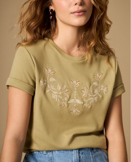 Camiseta manga corta con bordado floral
