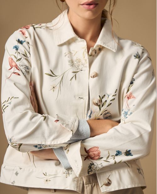 Chaqueta estampada floral con cierre de botones