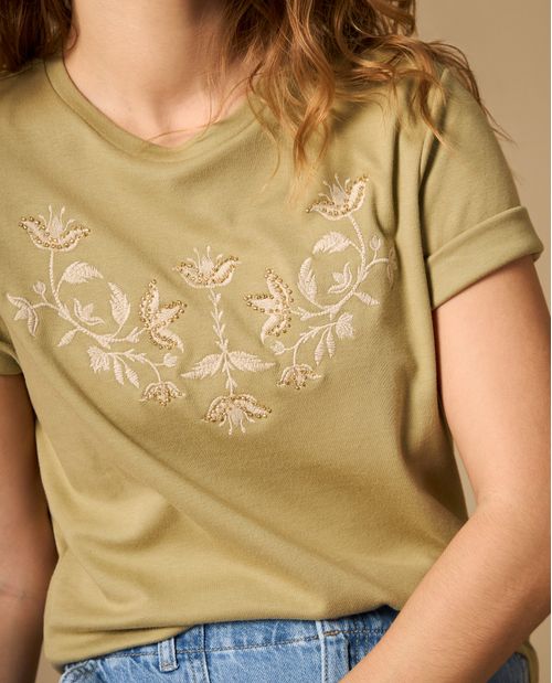 Camiseta manga corta con bordado floral