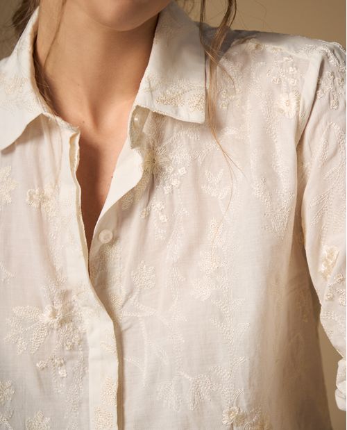 Camisa camisera manga larga con bordado floral