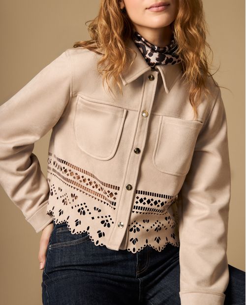 Chaqueta corta con textura tipo gamuza y detalle en bordes