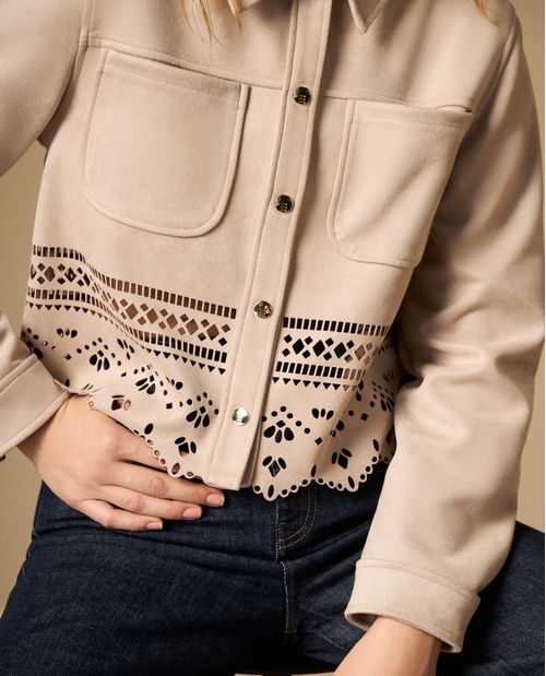 Chaqueta corta con textura tipo gamuza y detalle en bordes