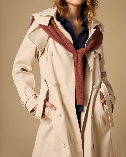 Trench con cinturón y detalle en puños