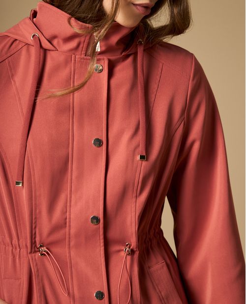 Chaqueta con capucha y ajuste en cintura