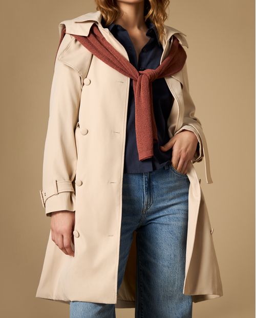 Trench con cinturón y detalle en puños