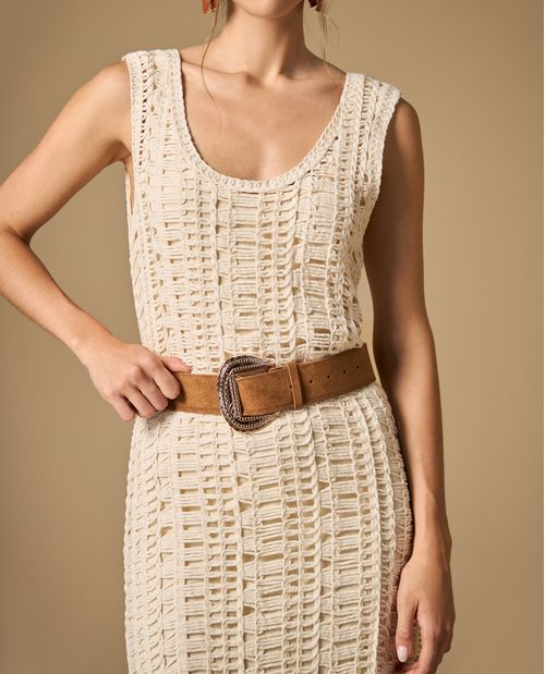 Correa ancha con hebilla metálica labrada