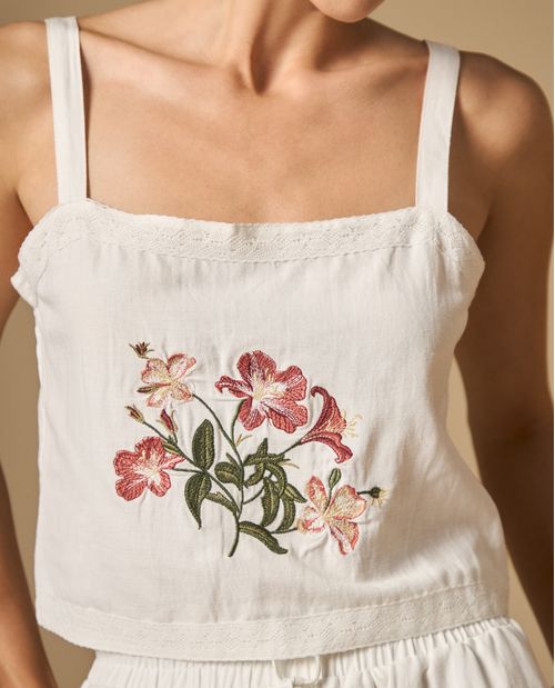 Camisa de tiras con bordado floral y detalle en escote