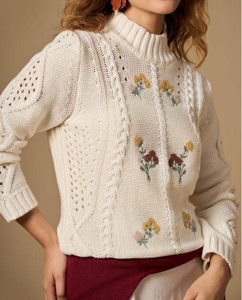 Suéter tejido cuello alto con bordado floral