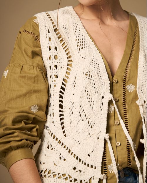 Camisa manga corta con bordados y detalle de textura