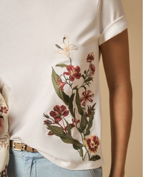 Camiseta con bordado floral manga corta