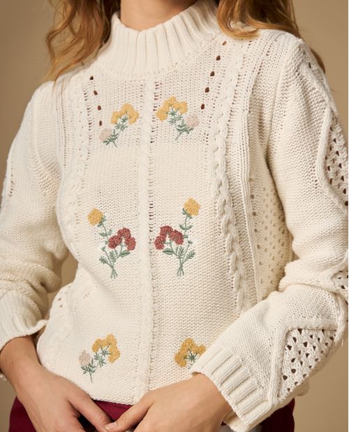 Suéter tejido cuello alto con bordado floral