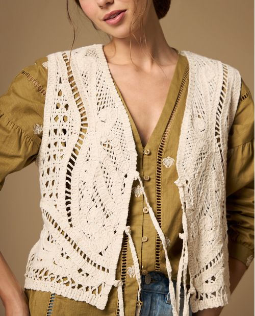 Camisa manga corta con bordados y detalle de textura
