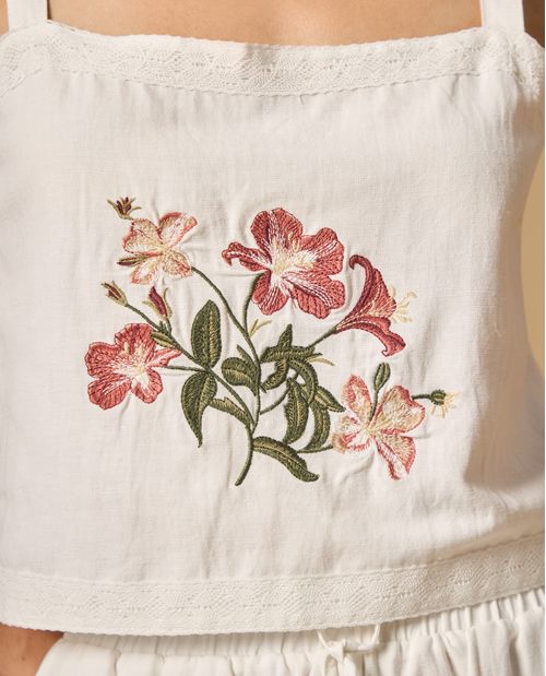 Camisa de tiras con bordado floral y detalle en escote