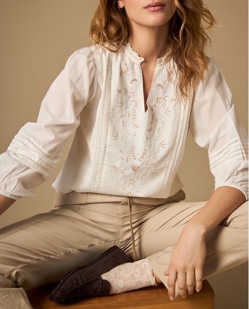 Camisa bordada manga larga con detalles en puños y cuello