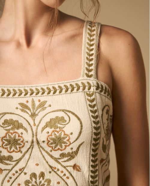 Top de tiras con bordado floral y bordes con detalle