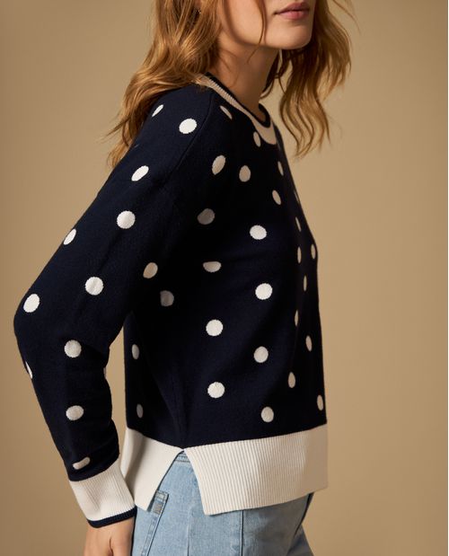 Suéter tejido cardigan con hombro caído y diseño de puntos