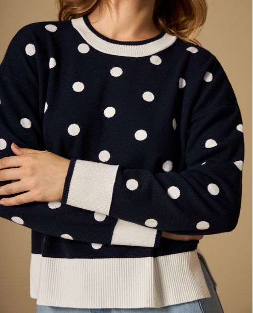 Suéter tejido cardigan con hombro caído y diseño de puntos