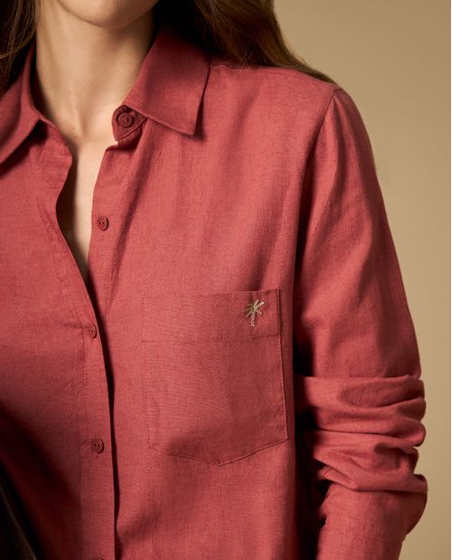 Camisa manga larga con bolsillo y bordado decorativo