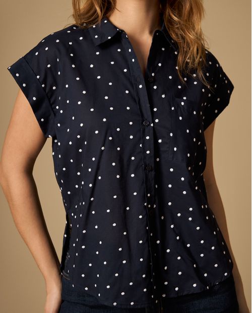 Camisa bordada manga corta con bolsillo frontal
