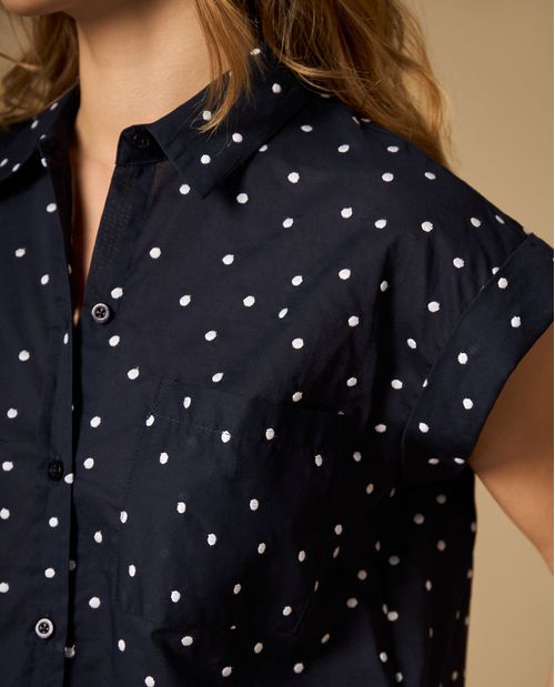 Camisa bordada manga corta con bolsillo frontal