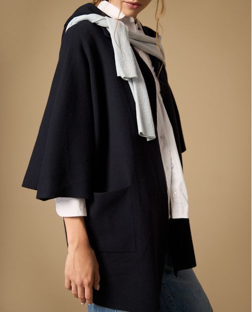 Capa tejida con cuello tipo ojal silueta cardigan