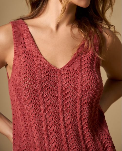Camiseta cuello V en punto con textura