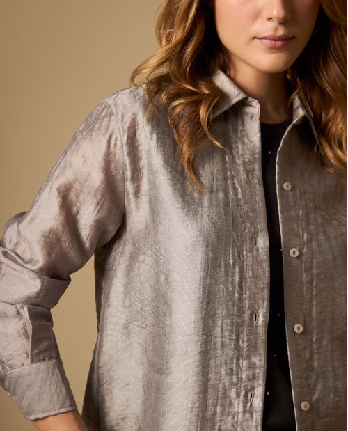 Camisa manga larga cuello camisero con acabado satinado