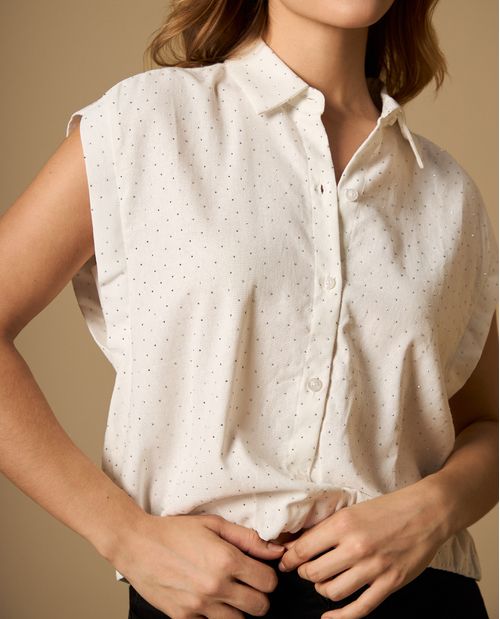 Camisa manga sisa con cuello camisero y textura de puntos