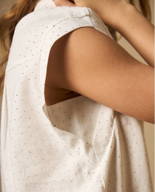 Camisa manga sisa con cuello camisero y textura de puntos