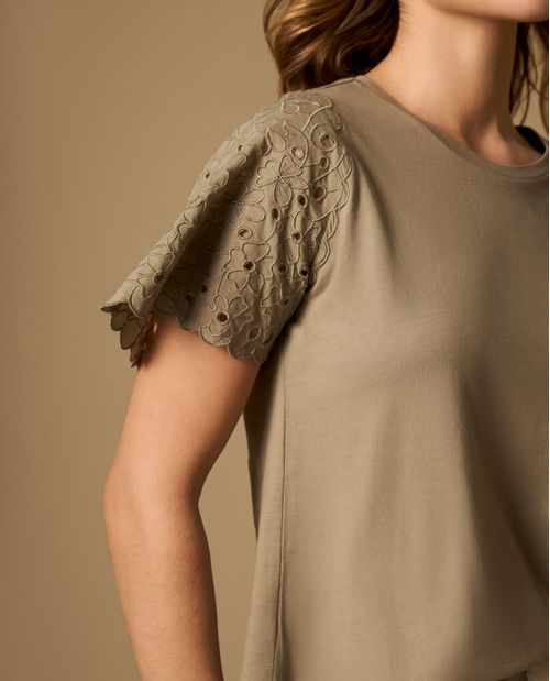 Camiseta con mangas bordadas y detalle en bordes