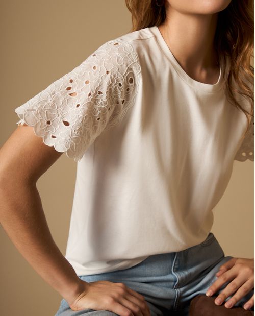 Camiseta con mangas bordadas y detalle en bordes