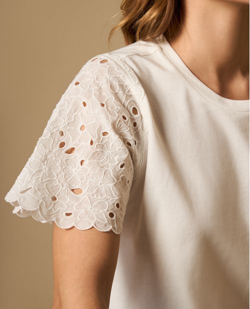 Camiseta con mangas bordadas y detalle en bordes