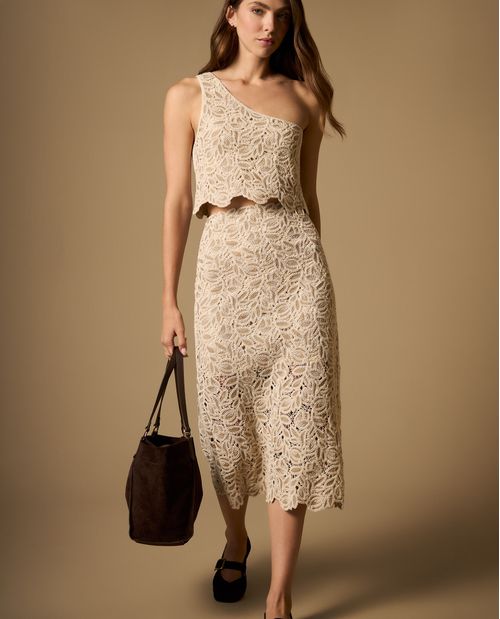 Falda midi con textura floral y detalle en borde