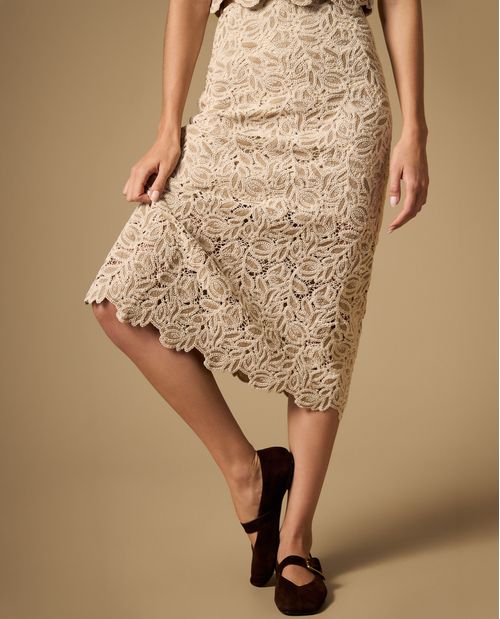 Falda midi con textura floral y detalle en borde