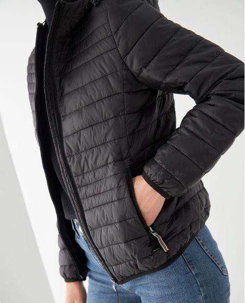Chaqueta acolchada con capucha y cierre frontal