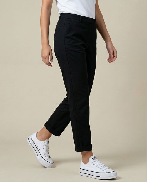 Pantalón straight leg con pliegue frontal y ruedo doblado