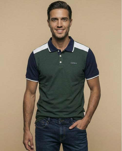 Polo con bloques en hombros y ribetes contrastantes