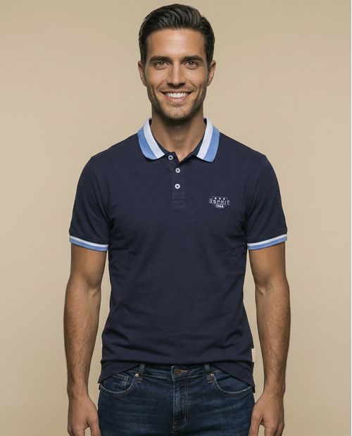 Polo con bordado en pecho y ribetes a rayas