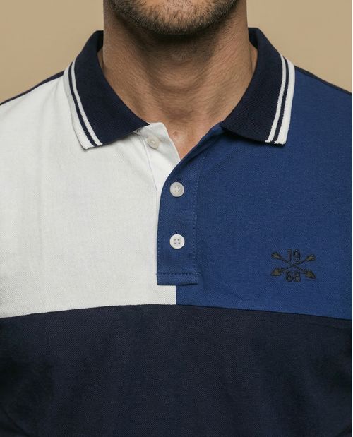 Polo manga corta con diseño de bloques y bordado en pecho