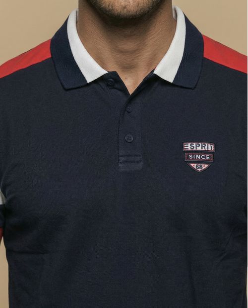Polo piqué con escudo bordado y bloques en hombros