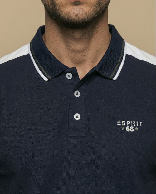 Polo con diseño de bloques y ribete en cuello