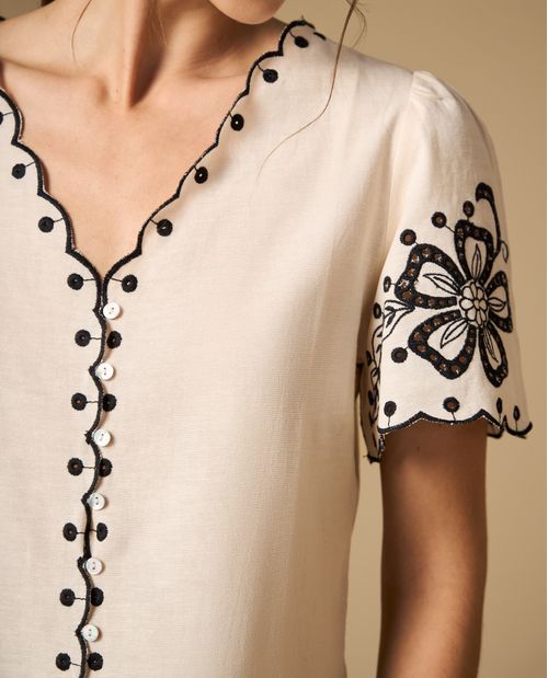 Camisa manga corta con bordado floral y bordes con detalle