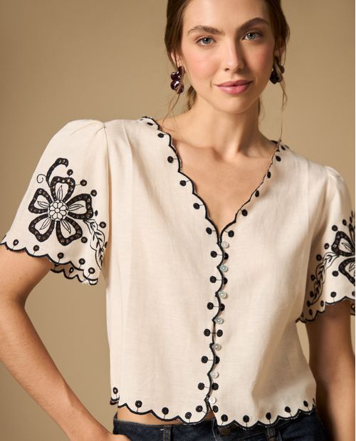 Camisa manga corta con bordado floral y bordes con detalle