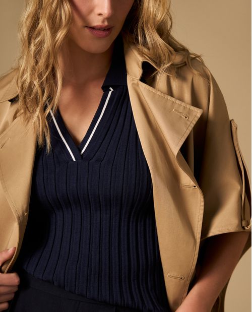 Camiseta punto canalé manga sisa con cuello tipo polo