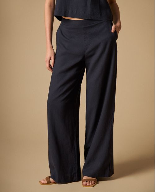 Pantalón de pierna ancha con tejido ligero
