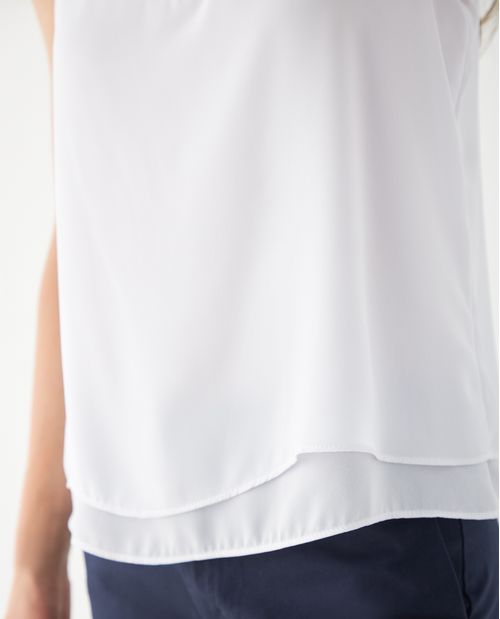 Camisa de tiras con escote en V y bajo en capas