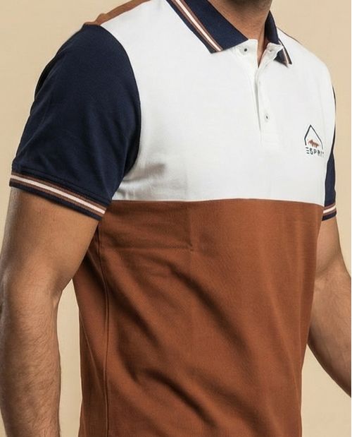 Polo manga corta con diseño tricolor en bloques