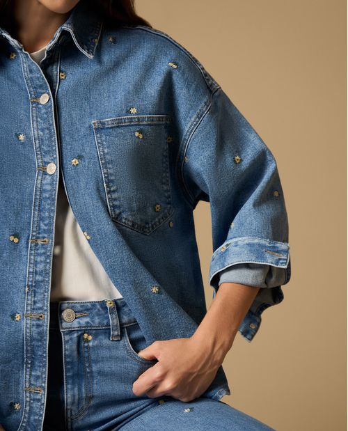 Chaqueta denim con bordado floral