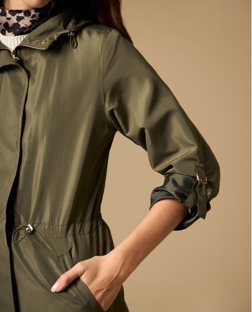 Chaqueta con ajuste en cintura y largo medio